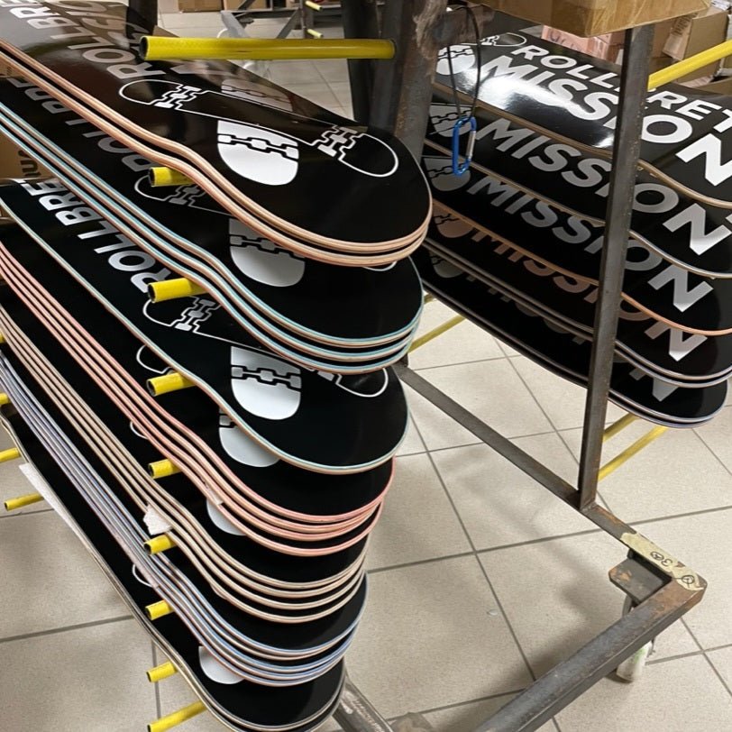 Rollbrett Mission Black Logo Deep Concave Deck - Skateboard-Decks - Rollbrett Mission