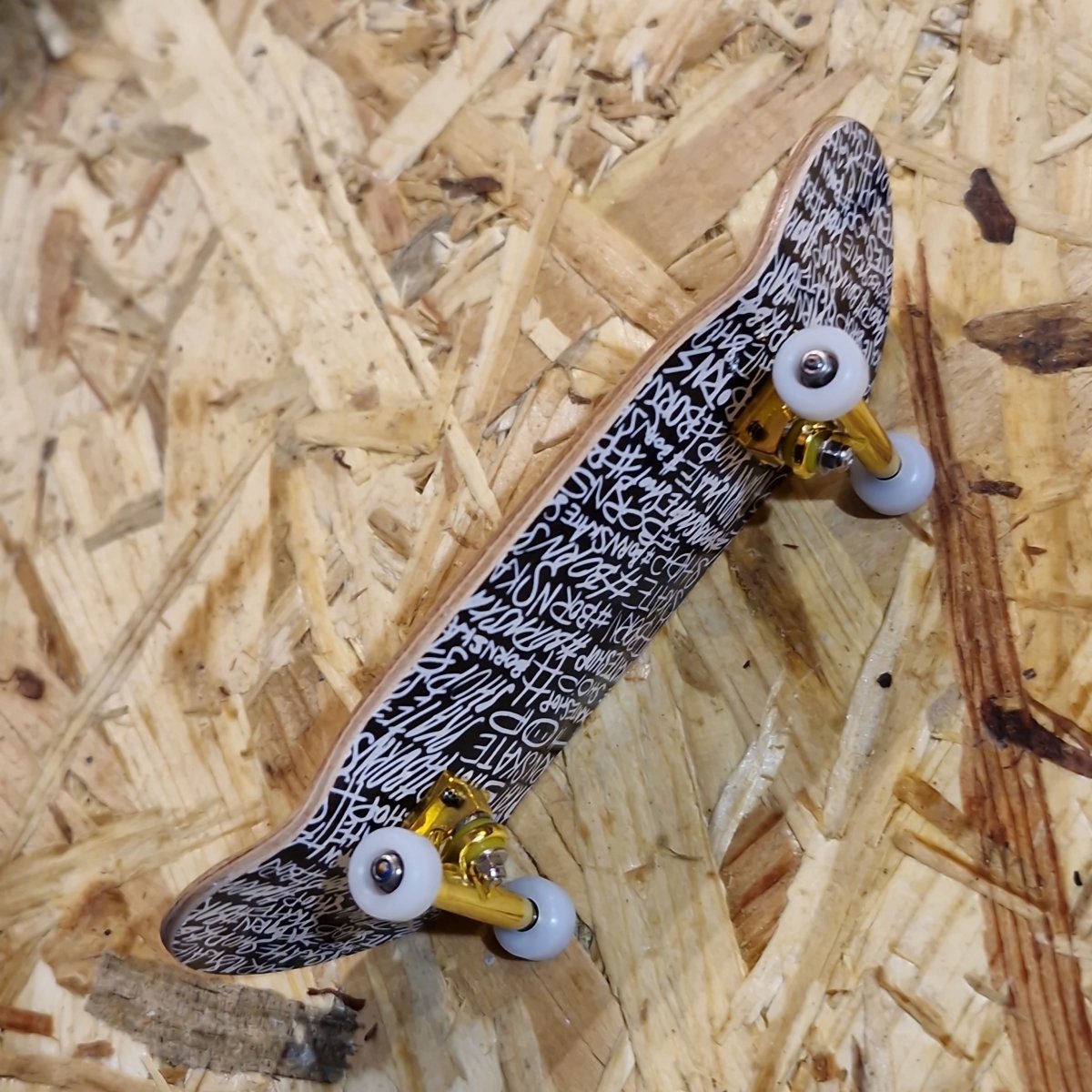 Custom Fingerboard Complete Pro Born Words 32mm - Fingerboard - Rollbrett Mission