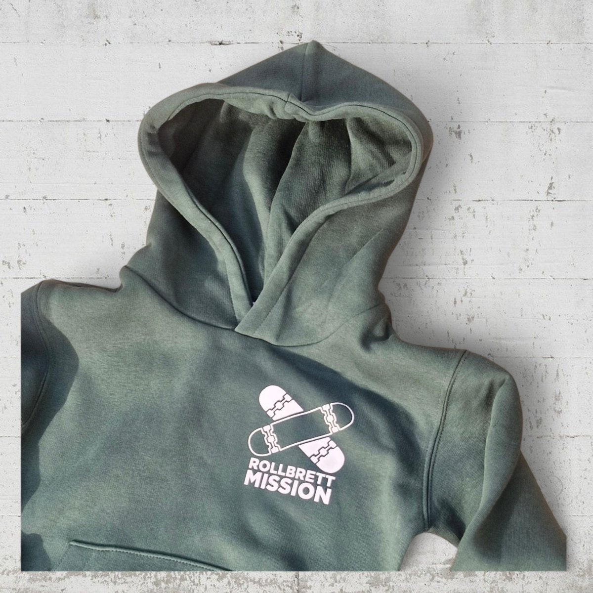 Rollbrett Mission Kids Hoodie Mini Logo bottle green - Shirts & Tops - Rollbrett Mission
