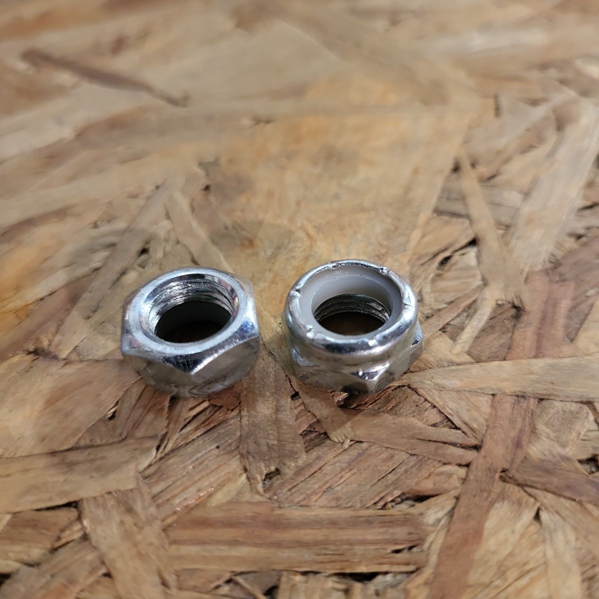 Hausmarke Kingpin-Muttern silber 2 Stück - Skateboard-Kleinteile - Rollbrett Mission