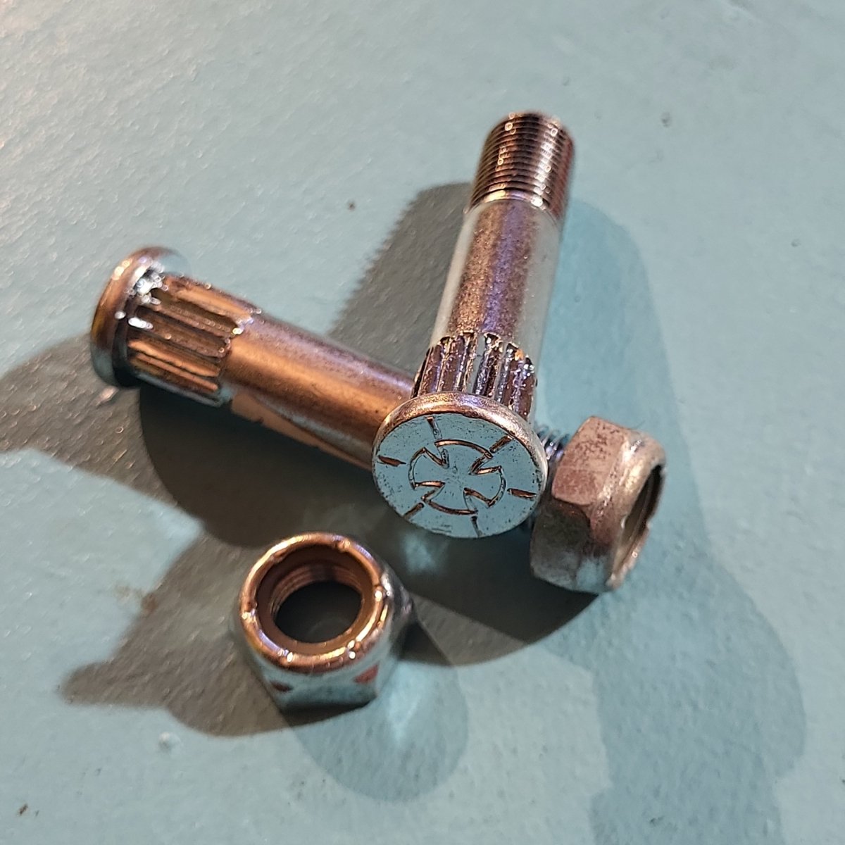 Independent Kingpin Low 50mm 2 Stück inkl. Muttern SkateboardKleinteile Rollbrett Mission